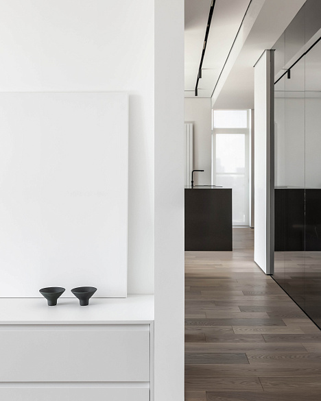 Квартира для юриста в черно-белых тонах г. Москва