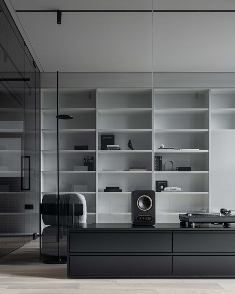 Квартира для юриста в черно-белых тонах г. Москва